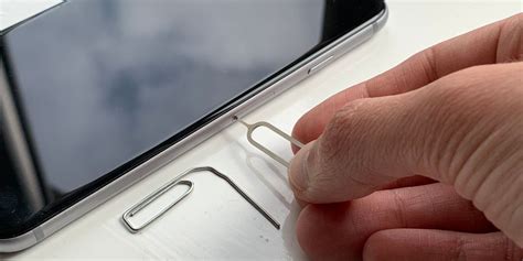 Remove or switch the SIM card in your i.
